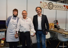 Rhea Schokker, Jetse Schokker en Sandy Vree hadden veel nieuws bij IDorganics. In Jetse's handen de nieuwe potten van Wisselwaar en een pak Kaap Koffie. En er is meer: "Onze kartonnen silo's zijn nu ook voor de Nederlandse markt beschikbaar", aldus Jetse.